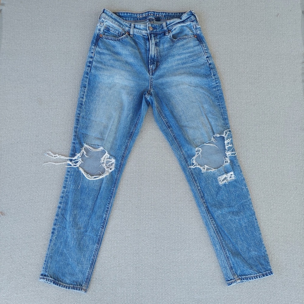 American Eagle Outfitters High-Rise mom Distressed Blue Jeans